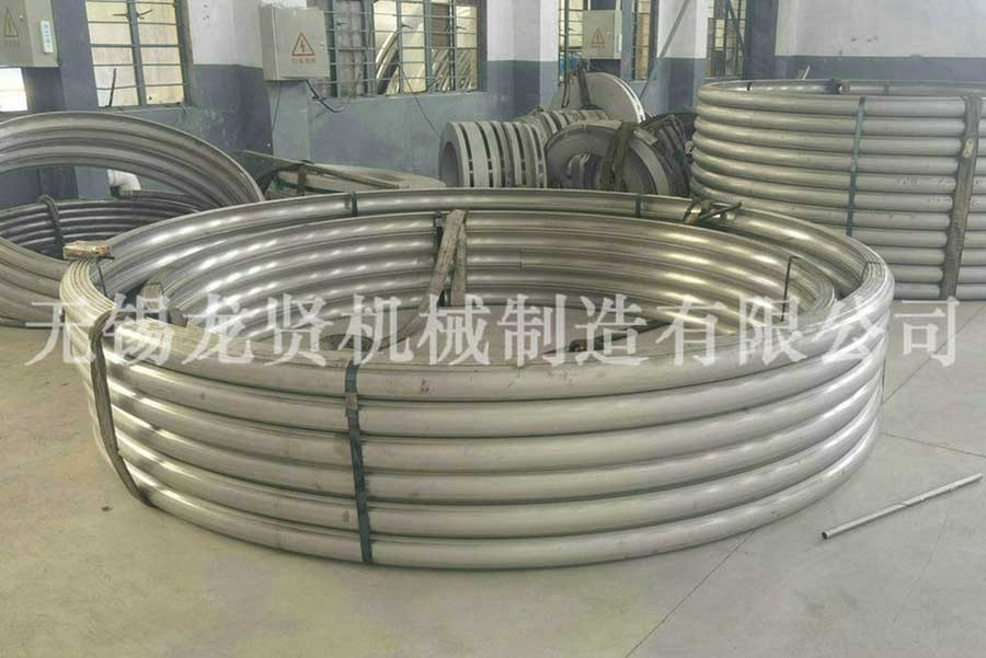 高速公路上的半圓管！